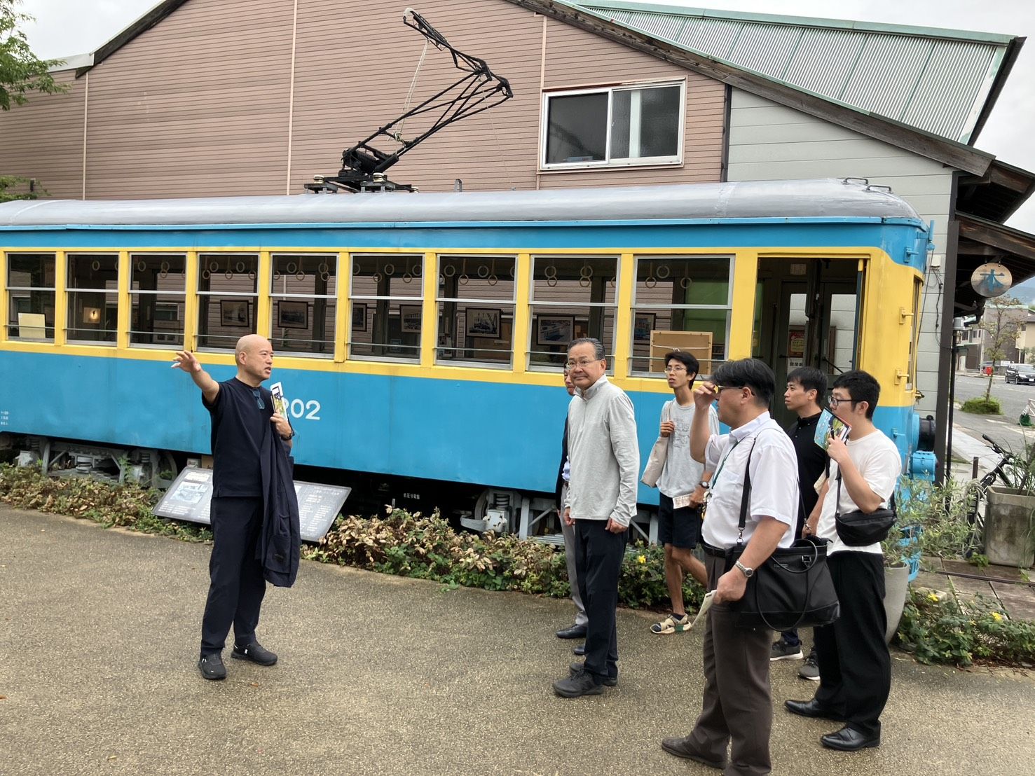 見学活動の様子(屋外展示)
